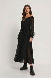 Robe longue unie en mousseline de soie à manches longues et épaules dénudées